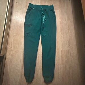 Figs women’s joggers pants.
Size Small / T